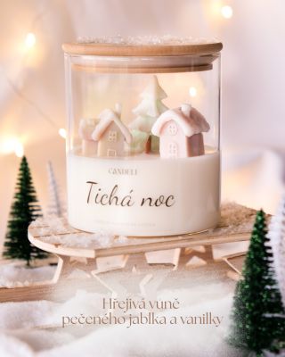 Městečko pod sněhem, tiché uličky, světlo lamp a vánoční klid všude kolem. 🎄 U názvu této svíčky jsem nemusela dlouho...