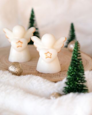 Moje poslední vánoční svíčka bude s andílkem. 💫 Drží v rukách srdíčko, protože přináší lásku, kterou potřebujeme všichni....